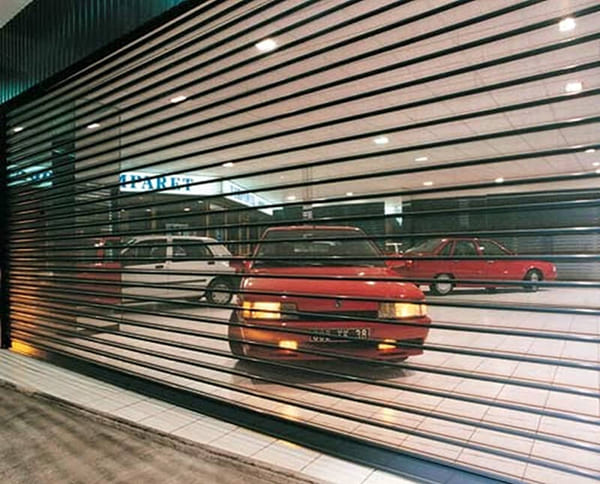 Mẫu cửa cuốn hiện đại, tạo điểm nhấn cho showroom ô tô