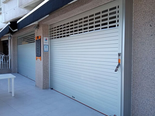 Cửa cuốn Titadoor khe thoáng phù hợp gara, cửa hàng, nơi cần ánh sáng và thông gió