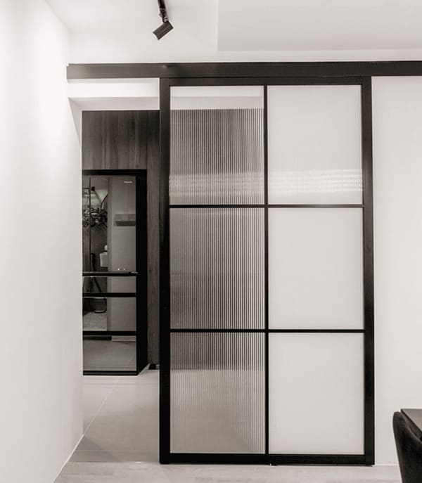 Mẫu cửa kính 1 cánh chia ô thường được thấy để chia tách các không gian trong nhà Mẫu cửa kính 1 cánh chia ô thường được thấy để chia tách các không gian trong nhà