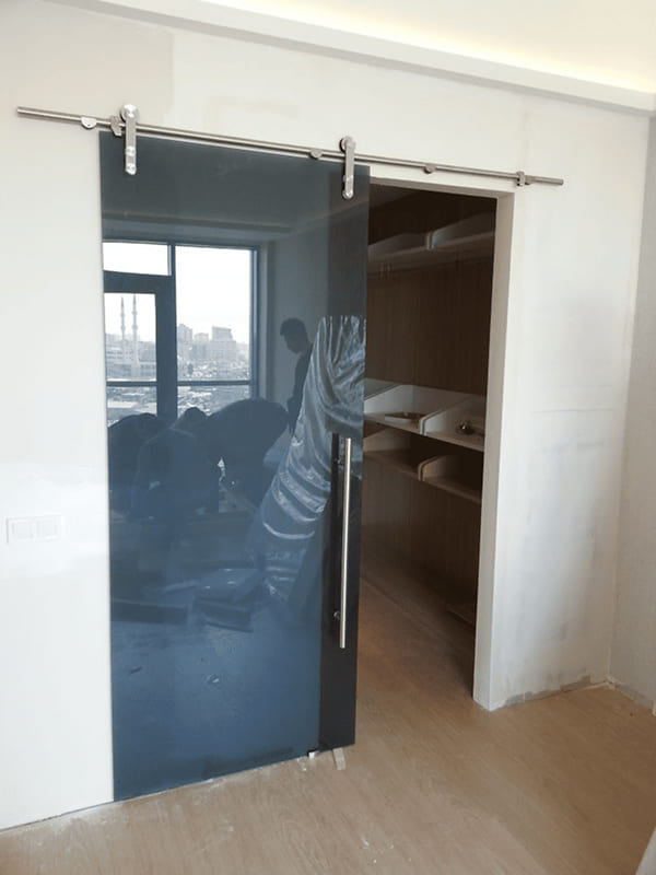 Cửa kính chịu lực lùa 1 cánh màu đen tối giản Cửa kính chịu lực lùa 1 cánh màu đen tối giản