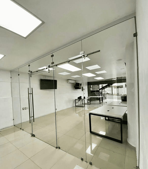 Cửa kính chịu lực kết hợp với tay nắm dài phân chia các không gian Cửa kính chịu lực kết hợp với tay nắm dài phân chia các không gian