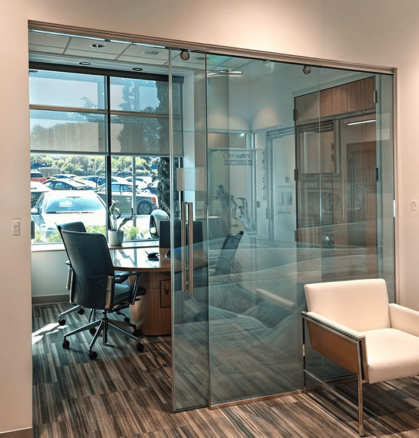 Mẫu cửa kính có màu ánh xanh cho phòng làm việc Mẫu cửa kính có màu ánh xanh cho phòng làm việc