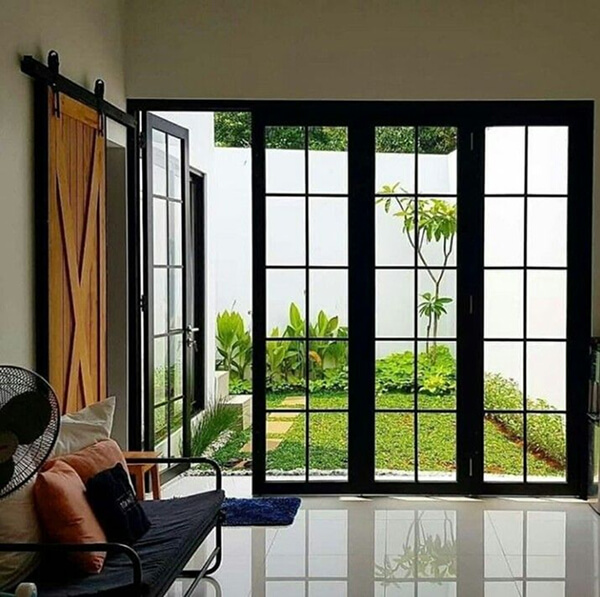 Cửa kính cường lực chia ô giúp lấy sáng tốt hơn