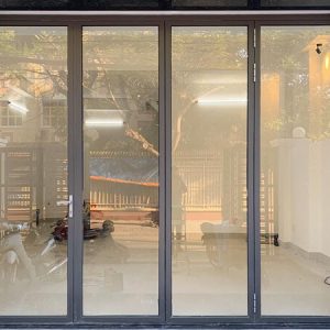 Báo giá thi công cửa kính cường lực phòng khách & 35+ mẫu đẹp