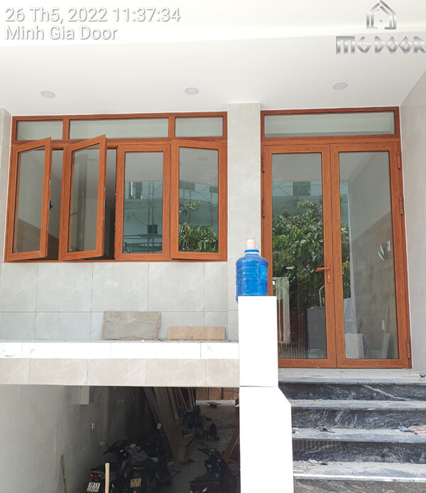 Thi công cửa kính cường lực khung nhôm giả gỗ cho công trình tại Bình Chánh