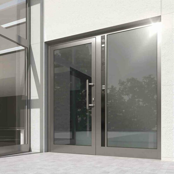 Cửa bản lớn tại các toà nhà thường dùng kính Low E chất lượng cao