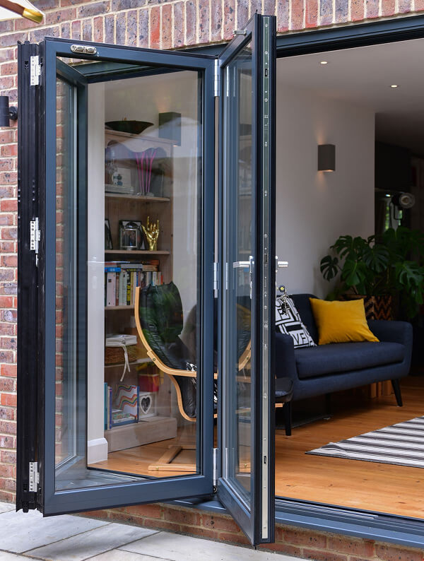 Cửa kính lùa trong suốt, kết nối liền mạch giữa phòng khách và không gian ngoài