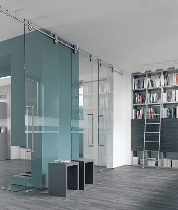 Cửa lùa 1 cánh kính trong suốt, tay nắm inox nổi bật Cửa lùa 1 cánh kính trong suốt, tay nắm inox nổi bật