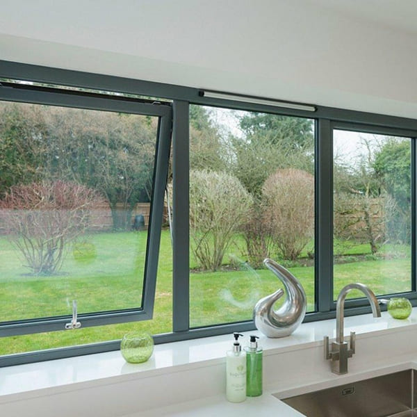 Cửa sổ kính ngang trên bồn rửa chén giúp lấy sáng và gió tự nhiên