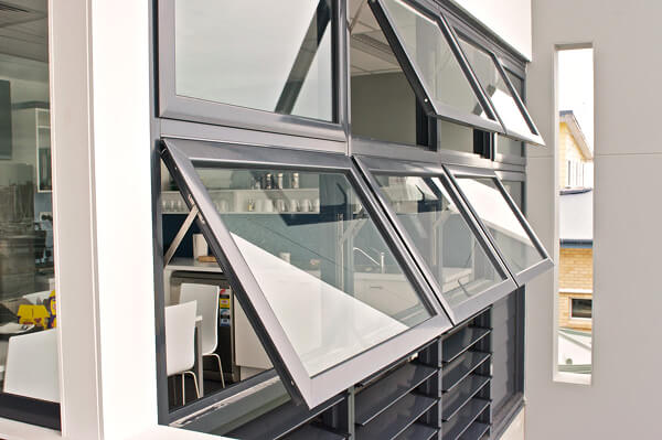 Cửa sổ kính cường lực Low E dạng mở hất