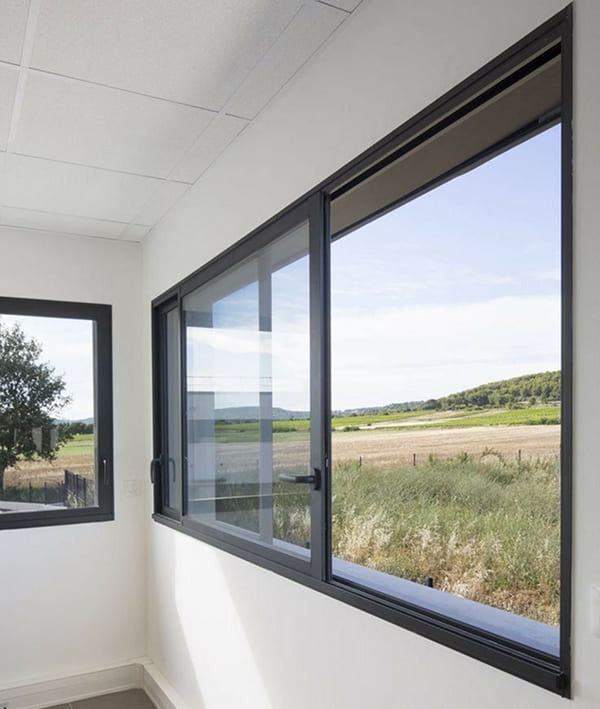 Cửa sổ kính trượt tạo không gian mở giữa khu vực trong nhà và sân vườn