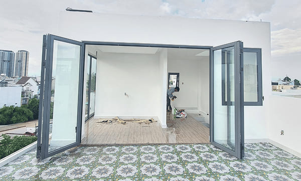 Thi công cửa kính cường lực lùa cho nhà dân tại Quận 2 Thi công cửa kính cường lực lùa cho nhà dân tại Quận 2