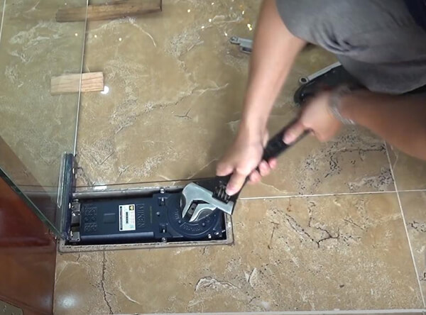 Dùng cờ lê vặn các vít điều chỉnh ở góc bản lề