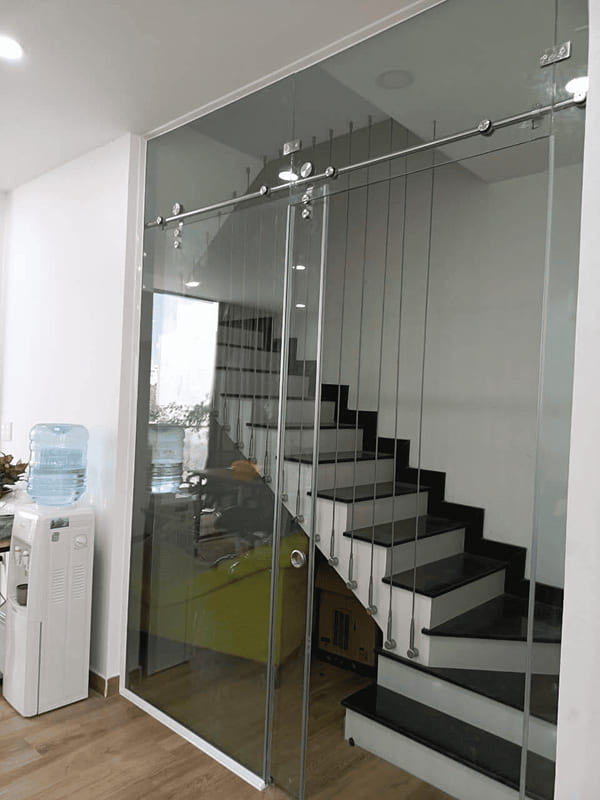 Bảng giá thi công cửa kính lùa 1 cánh thay đổi theo loại cửa, kích thước và yêu cầu đặc biệt Bảng giá thi công cửa kính lùa 1 cánh thay đổi theo loại cửa, kích thước và yêu cầu đặc biệt