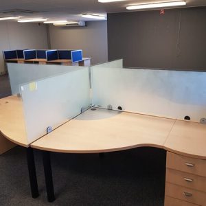 Vách ngăn kính cường lực bàn làm việc cao cấp, lắp đặt nhanh chóng