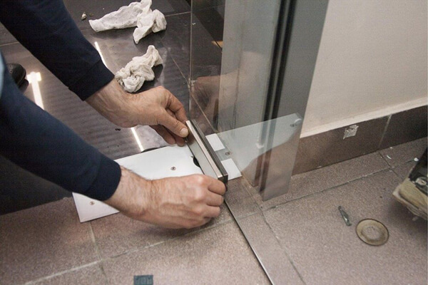 Sửa cửa kính cường lực bị xệ bằng kẹp kính dưới