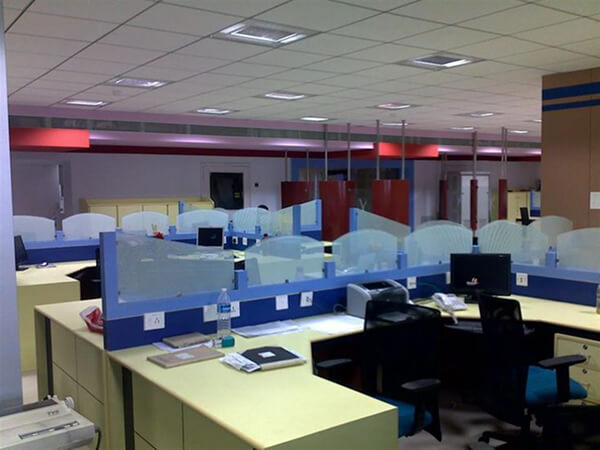 Vách ngăn kính cường lực với nhiều kiểu dáng bo tròn, cắt góc khác nhau Vách ngăn kính cường lực với nhiều kiểu dáng bo tròn, cắt góc khác nhau