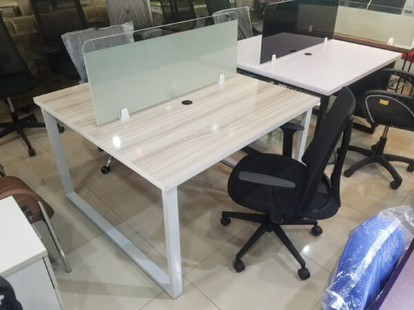 Vách ngăn kính cường lực bề mặt mờ cho văn phòng mới mở Vách ngăn kính cường lực bề mặt mờ cho văn phòng mới mở