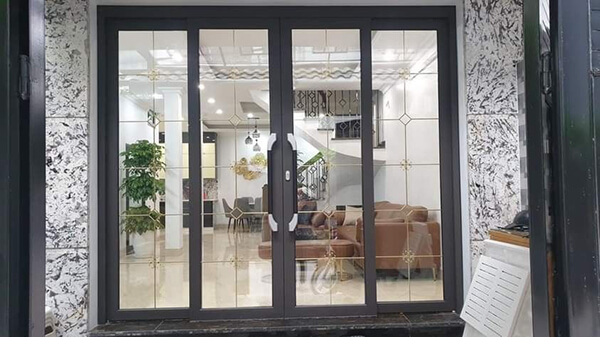 Một kiểu cửa 2 cánh khác cho phòng khách với kính được cách điệu độc đáo