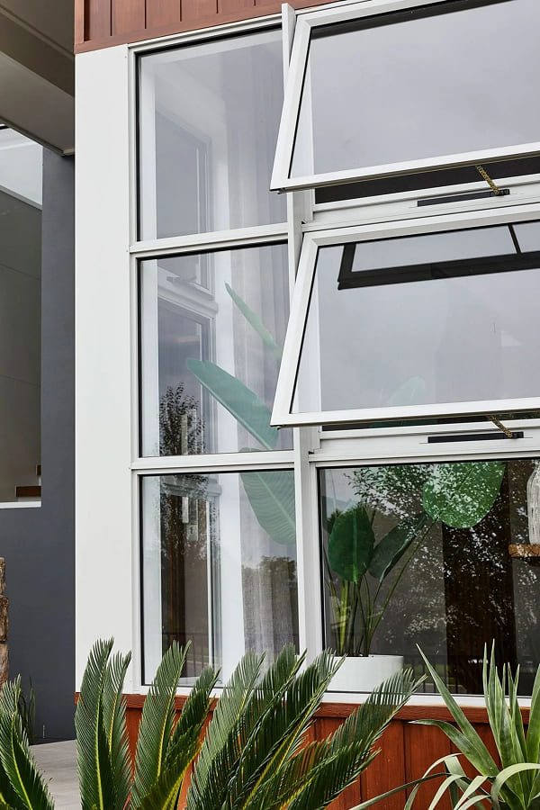 Kính trong suốt tạo cảm giác mở, kết nối không gian làm việc và khu vực bên ngoài