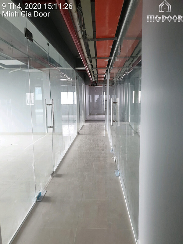 Cửa kính Low E được lắp đặt cho tòa nhà văn phòng Ngoại Ngữ Thượng Đỉnh, Quận 3