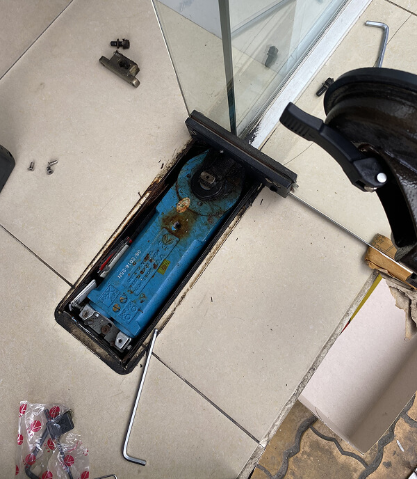 Các lỗi đóng mở cửa kính cường lực thường gặp