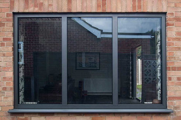 Một số lưu ý khi thuê đơn vị lắp đặt cửa sổ kính chịu lực