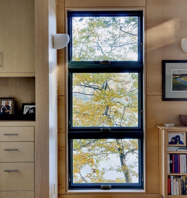 Mẫu cửa sổ kính chia 3 ô nhỏ giúp tận dụng mọi không gian hẹp
