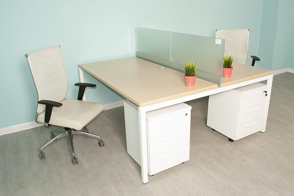 Mẫu vách ngăn kính cường lực bàn làm việc gọn gàng, tiết kiệm không gian Mẫu vách ngăn kính cường lực bàn làm việc gọn gàng, tiết kiệm không gian