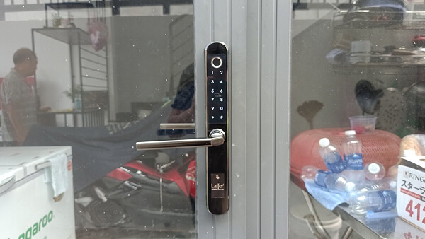 Minh Gia Door lắp đặt khóa cửa vân tay thông minh cho nhà dân