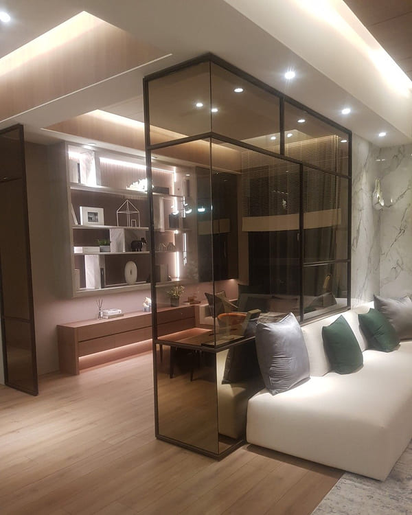 Mẫu vách ngăn kính cường lực màu trà cho phòng khách