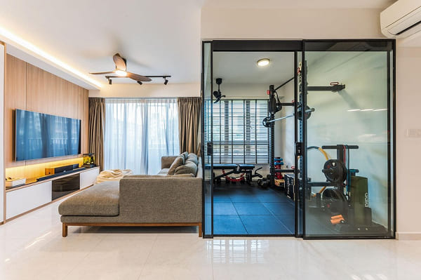 Vách kính ngăn phòng khách và khu vực tập gym