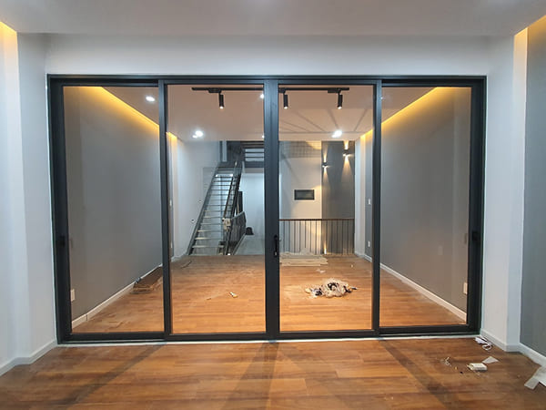 Lắp đặt vách ngăn cùng hệ thống cửa kính trượt cho nhà dân ở Thủ Đức
