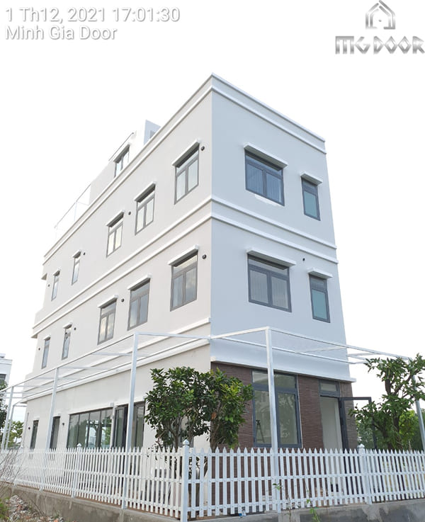 Hệ thống cửa sổ, cửa đi kính cường lực hoàn thiện cho nhà phố tại Bình Chánh