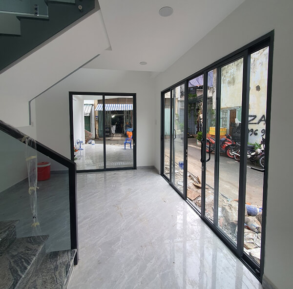 Lắp đặt kính cường lực phòng khách cho nhà phố tại Bình Tân