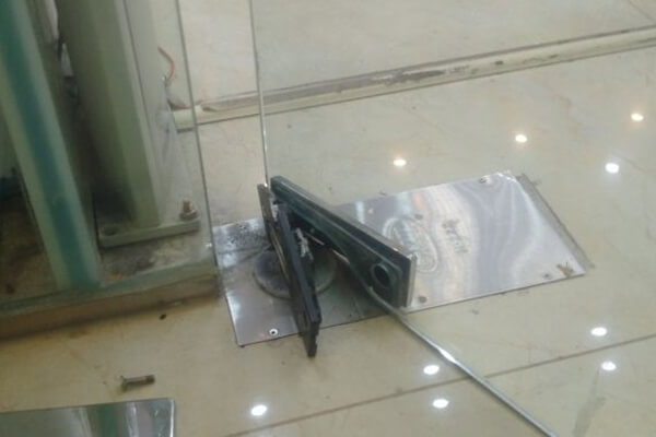 Dấu hiệu nhận biết cửa kính cường lực đang bị xệ