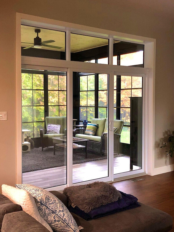 Cửa kính phân tách phòng khách với các khu vực khác trong nhà