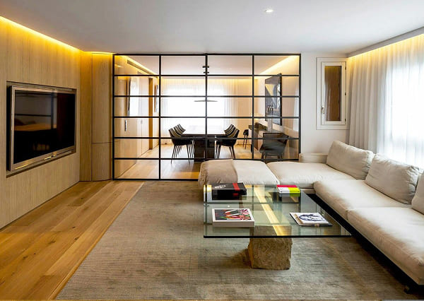 Kính cường lực trong suốt kết hợp ánh đèn vàng tạo không gian ấm và sang trọng