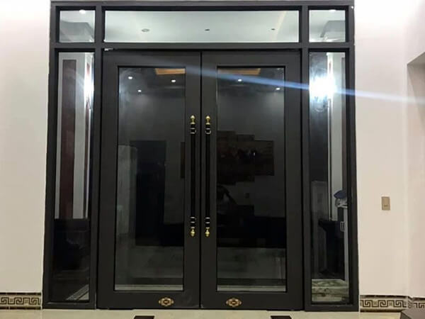 Cửa kính cường lực phòng khách với tay nắm dài sang trọng