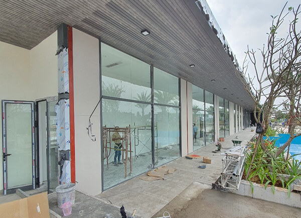 Thợ thi công cửa kính hộp Low E cho khu nhà mẫu KDC Thăng Long Hiệp Phước, Đồng Nai