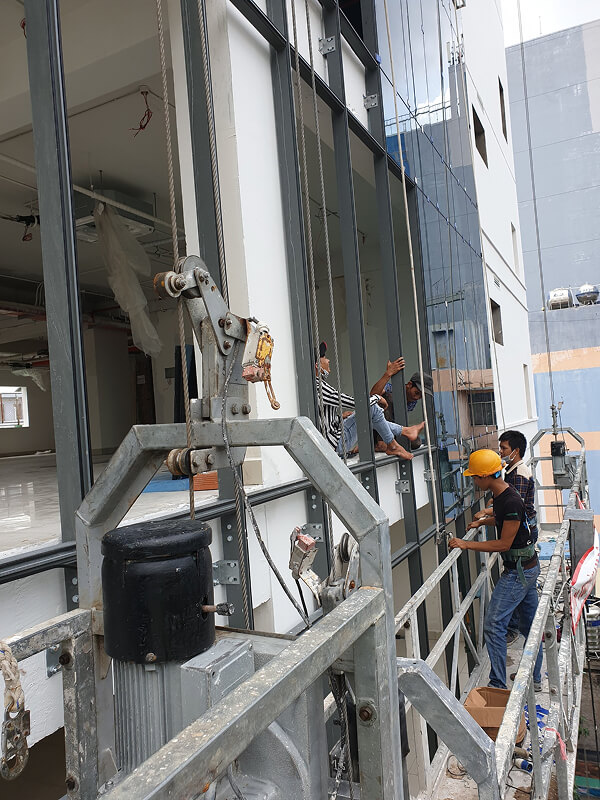 Thợ thi công tại Minh Gia Door chuyên nghiệp và có nhiều năm kinh nghiệm