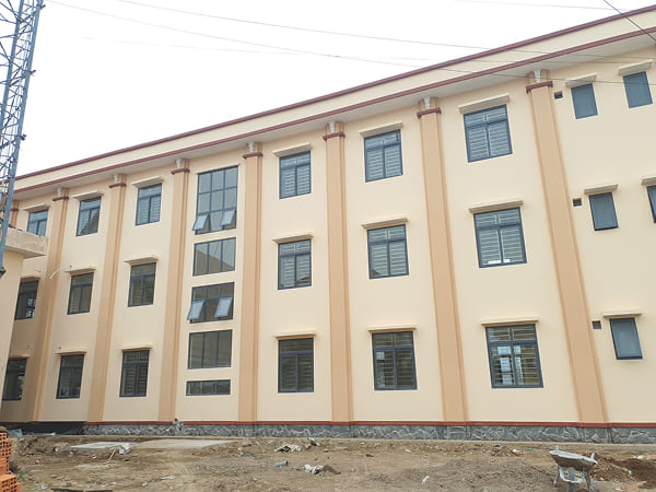 Lắp cửa kính cho trụ sở Công an huyện Mỏ Cày Nam, Bến Tre