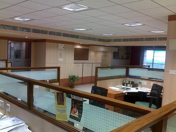 Bàn làm việc với vách kính mờ kết hợp với khung gỗ Bàn làm việc với vách kính mờ kết hợp với khung gỗ