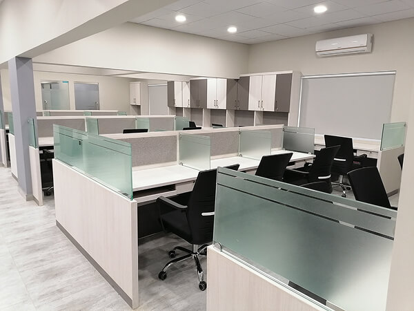 Thi công vách ngăn kính chịu lực cho bàn máy tính ở phòng máy trường học Thi công vách ngăn kính chịu lực cho bàn máy tính ở phòng máy trường học