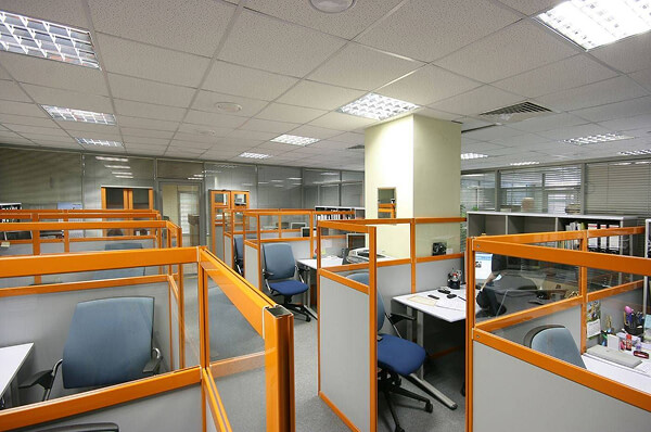 Thi công vách ngăn kính cường lực bàn làm việc kết hợp với khung nhôm Xingfa Thi công vách ngăn kính cường lực bàn làm việc kết hợp với khung nhôm Xingfa