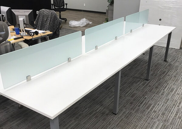 Giá của vách ngăn kính còn phụ thuộc vào độ dày và kiểu dáng của kính Giá của vách ngăn kính còn phụ thuộc vào độ dày và kiểu dáng của kính