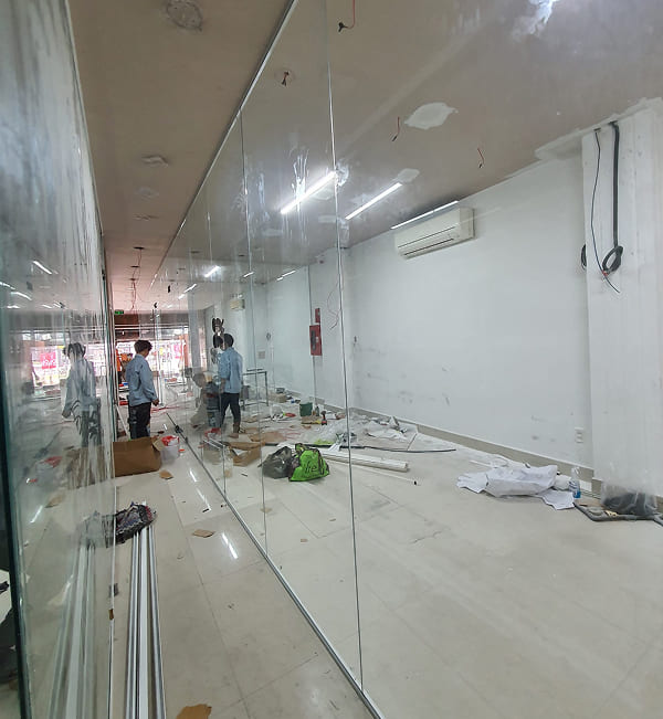Thi công vách ngăn kính cường lực cho văn phòng Ngoại Ngữ Thượng Đỉnh
