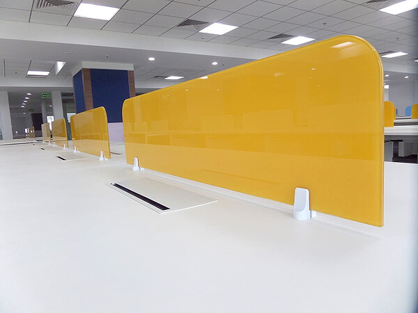 Hoàn thiện vách ngăn kính cường lực màu vàng nổi bật cho dãy bàn làm việc dài Hoàn thiện vách ngăn kính cường lực màu vàng nổi bật cho dãy bàn làm việc dài