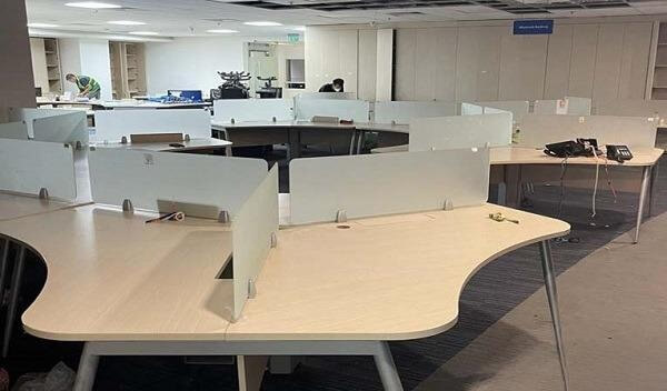 Vách ngăn kính cường lực linh hoạt theo kiểu dáng bàn Vách ngăn kính cường lực linh hoạt theo kiểu dáng bàn