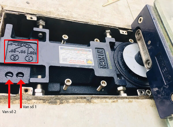 Trên bản lề, mũi tên hoặc vị trí ốc trùng với số nào thì đó chính là van chỉnh cho hành trình đó